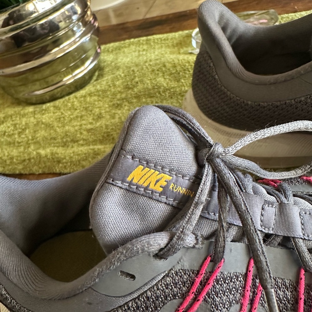 Nike Women Sz 8 Quest 2‎ AA7412-003 Gray & Pink Athletic Running Shoes Sneakers - Picture 5 of 12
